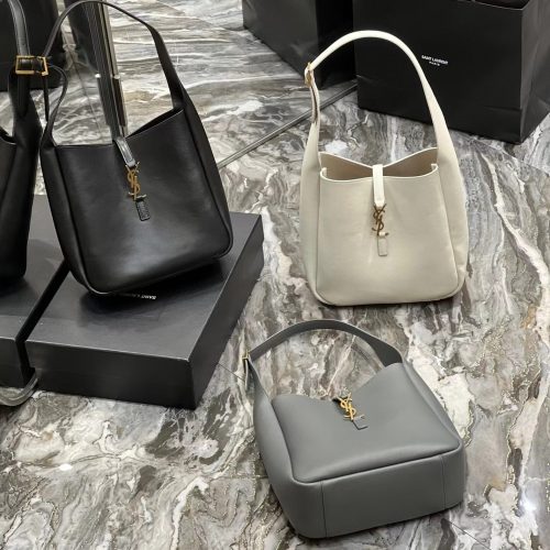 Fashionable Leather Bag for Women for relaxed shoulder carry
