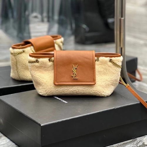 Fashionable Leather Bag for Women for relaxed shoulder carry
