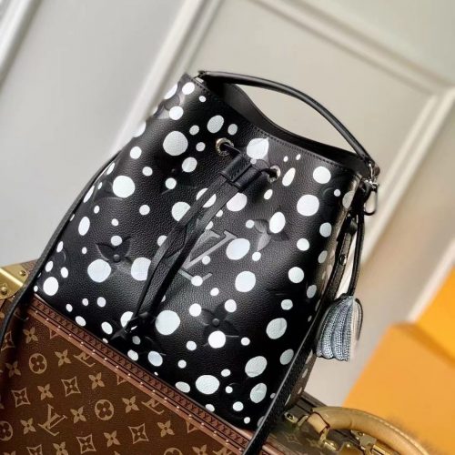 Fashionable leather bag for women