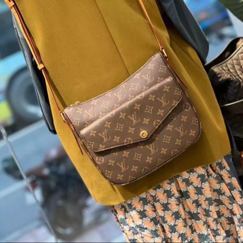Fashionable leather bag for women
