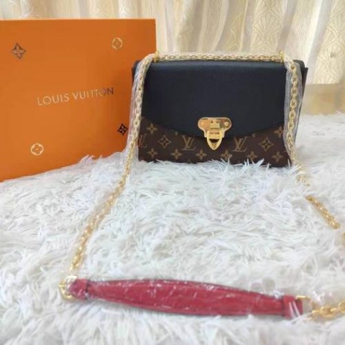 Fashionable leather bag for women