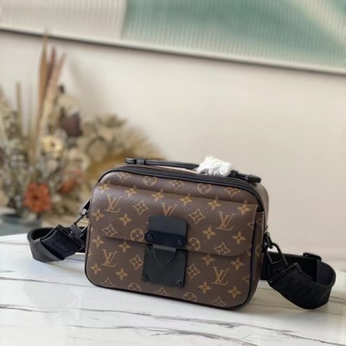 Fashionable leather bag for women