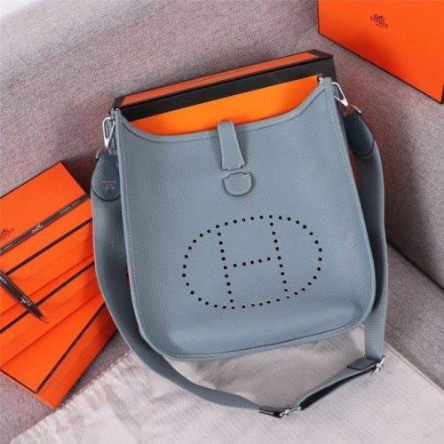 Classic and practical messenger bag