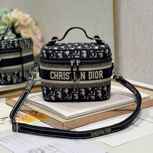 DD Slung cosmetic bag