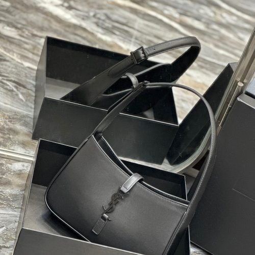 Yy Handbag for relaxed shoulder carry
