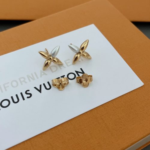 L stud earrings