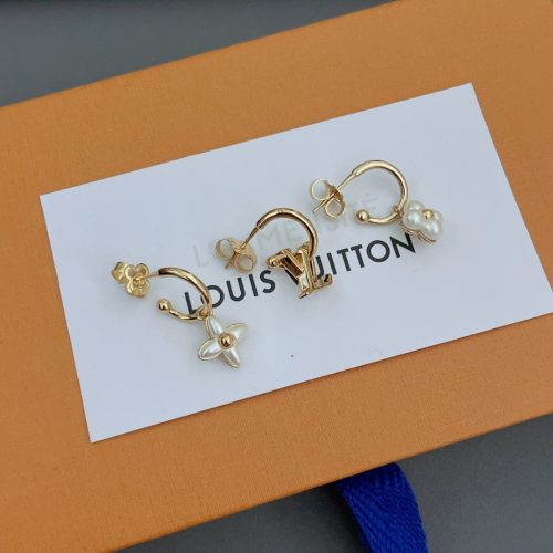 L stud earrings