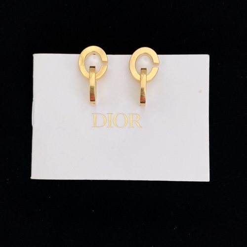 D stud earrings