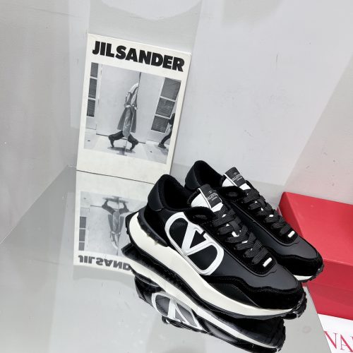 VAL The latest sports shoes