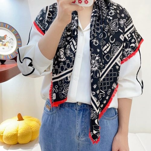 GG scarf
