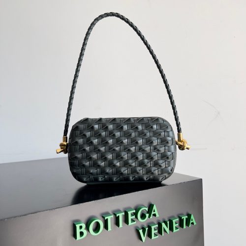 Knitted cosmetic bag