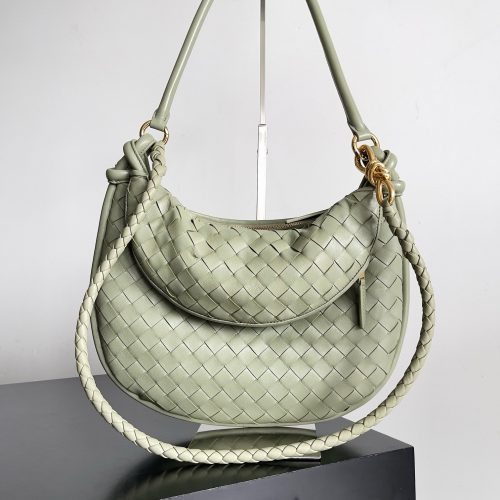 The BV GemeIIi handbag series is elegant