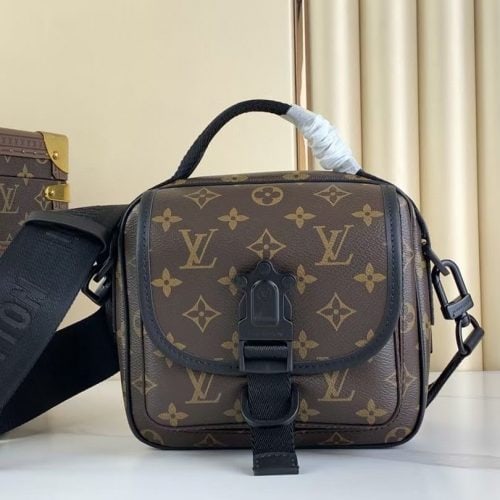 QUEST Messenger Bag