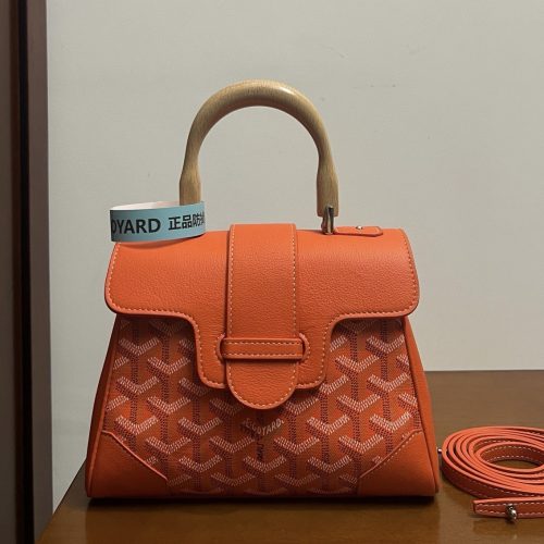 Soft Leather Bag for relaxed shoulder carry