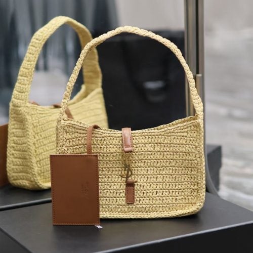 Knit A Bag Under Armpit for relaxed shoulder carry