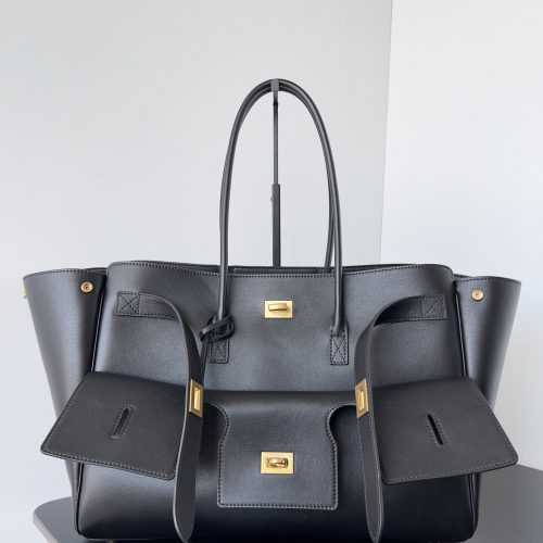 Bel Air features a large bag shape with a strong sense of weight