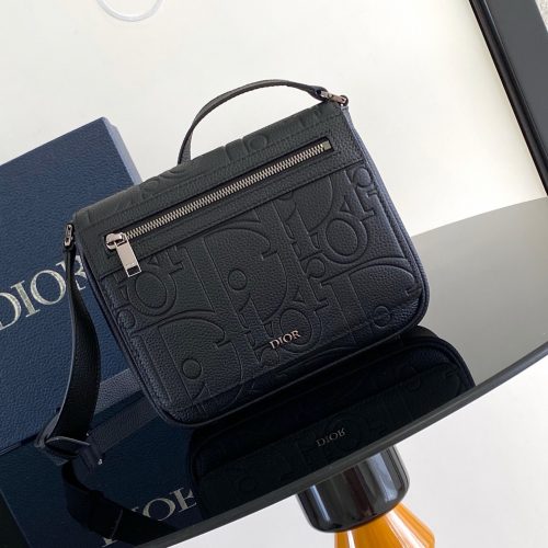 The messenger bag is a new product in the men's clothing collection for the fall of 2024