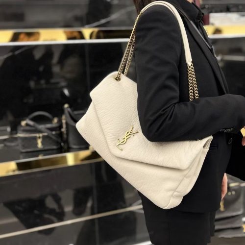 A Iconic Handbag That Is Simple Yet Elegant for relaxed shoulder carry