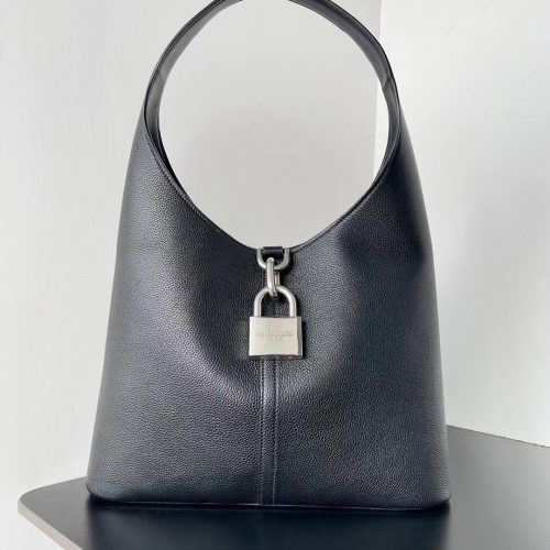 The wandering bag in the 2024 early spring collection