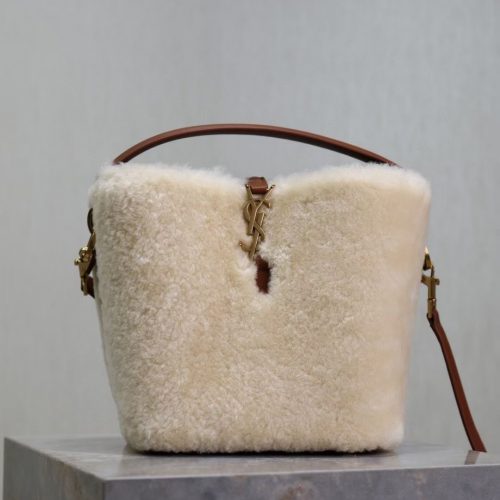 37 Bucket Bag Small Size for relaxed shoulder carry