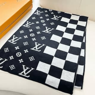 Get a free gift with purchases over $260