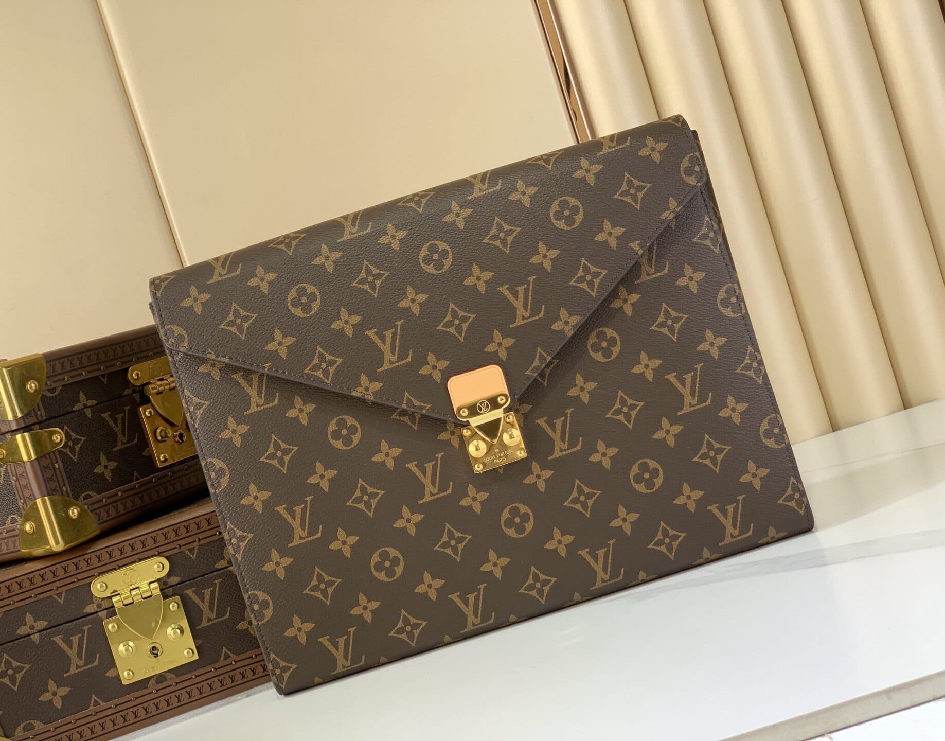Leather vs Synthetic Everyday Bags: Which Is Better for Daily Use?
